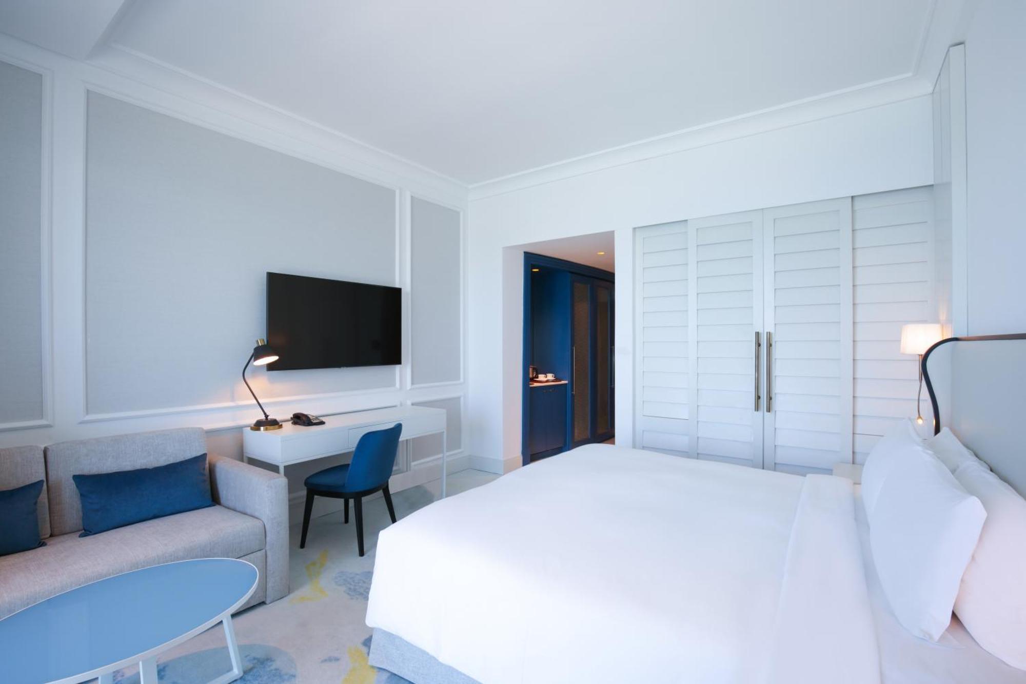 Luxuriöses Zimmer mit Kingsize-Bett, Meerblick und Balkon