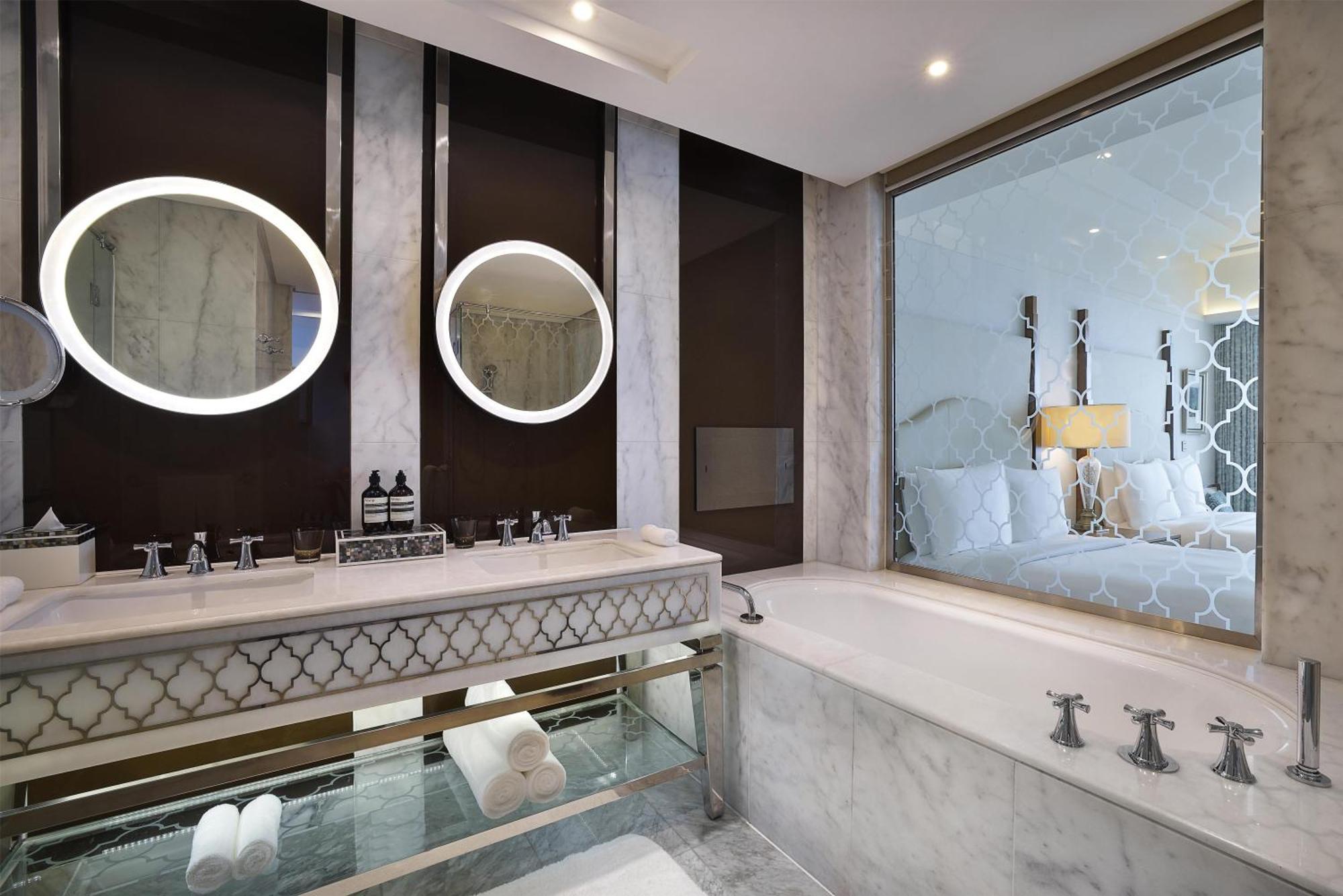 Habitación Deluxe con 2 camas grandes y vistas al perfil urbano y al mar
