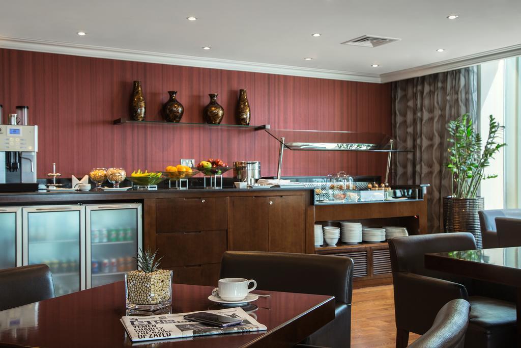 Quarto com Cama King-size e Acesso ao Lounge