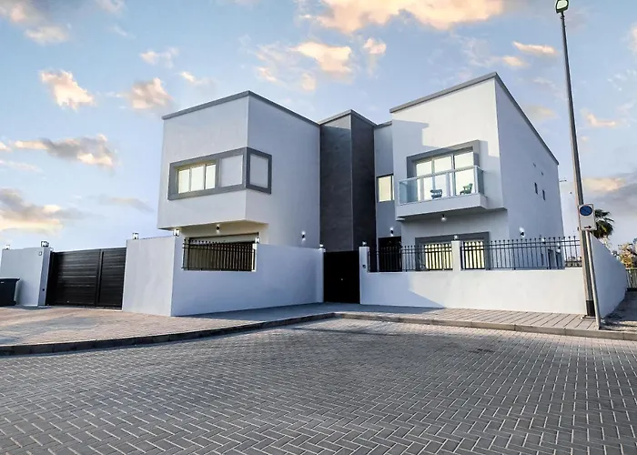 Luxury Modern White Villa On Island 9,500 Sqft Dubai