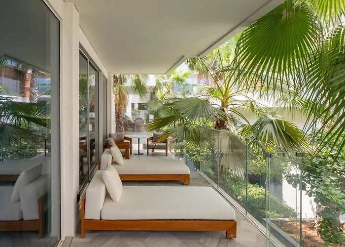 Five Palm Beach Villa -Private Pool & Roopftop Jacuzzi, 3-Level, By Exclusive Holiday Homes Dubai