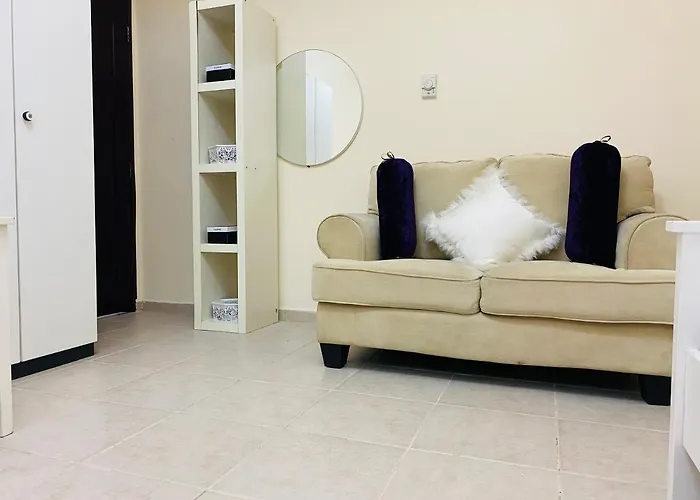 Nash Guest House Females Only Dubái