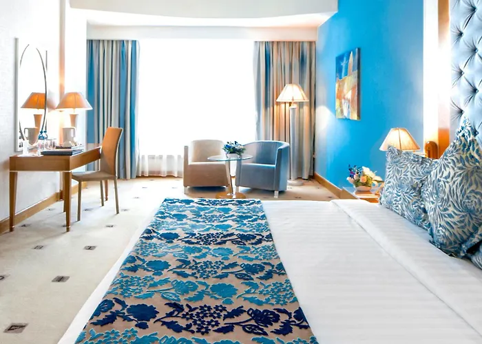 Marina Byblos Hotel Dubai Com um Campo de golfe