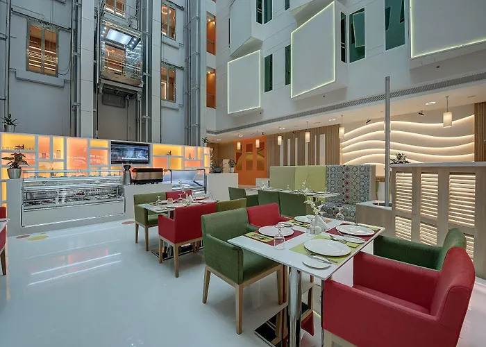 Al Khoory Atrium Hotel Dubai Com um Campo de golfe