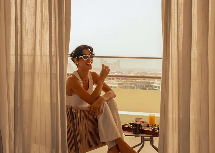 Grand Plaza Moevenpick Media City Dubai Com um Campo de golfe